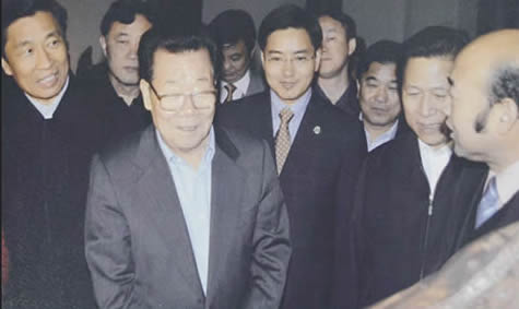 李瑞環(huán)等領(lǐng)導(dǎo)參觀靜思園（右二為梁保華，右三為馮瑞渡，右五為朱民，左一為李源潮）